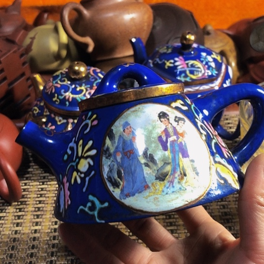 紫砂茶壶原矿泥料手工制作的紫砂壶。