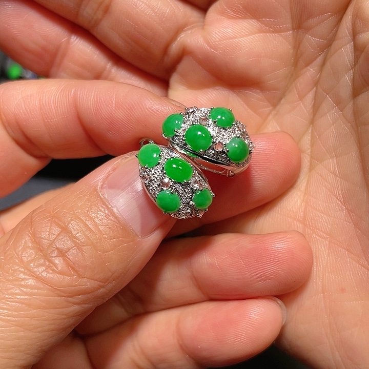 翡翠耳饰18K金镶嵌绿蛋面