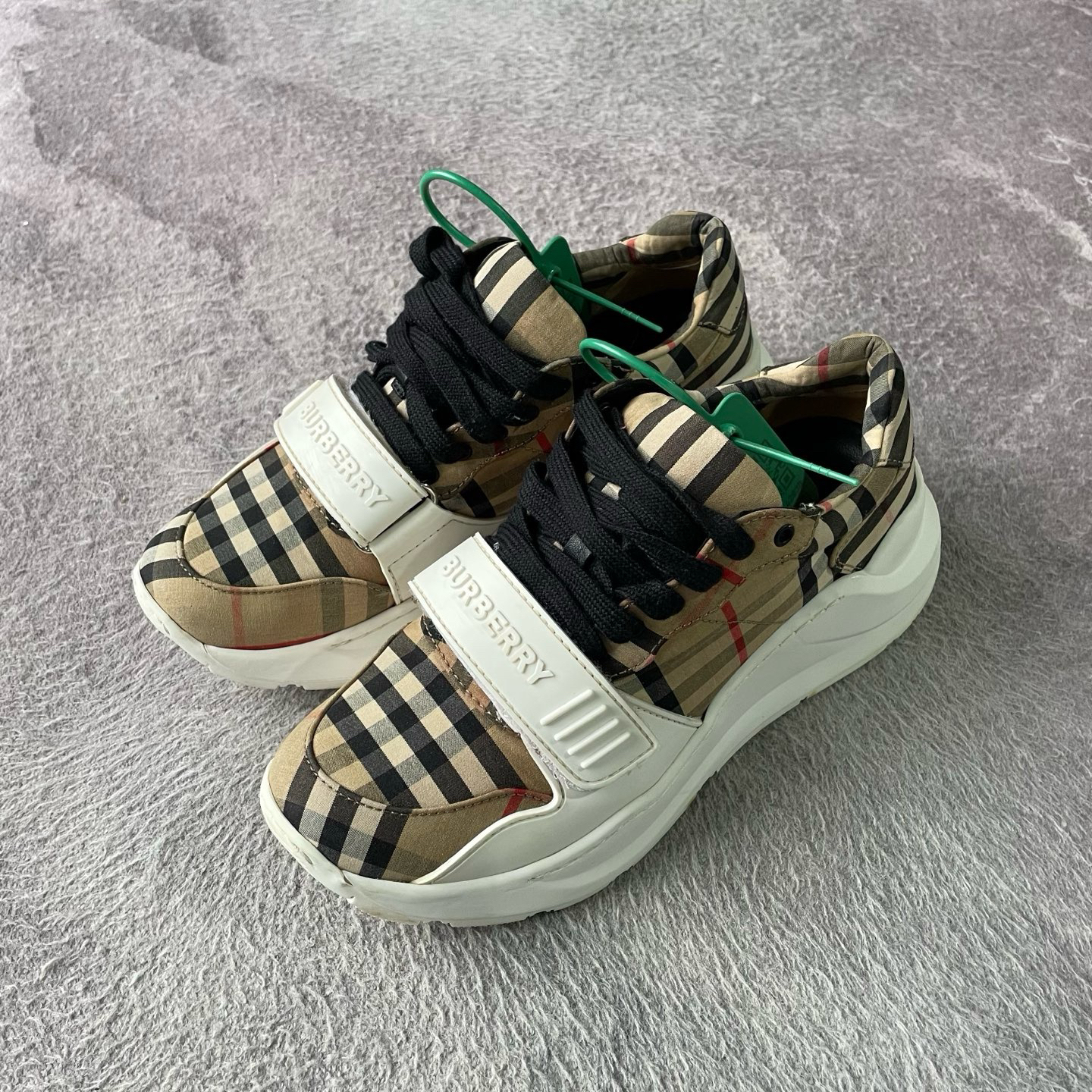 90新 BURBERRY/博柏利 vintage经典米色休闲鞋/37.5码/无配件