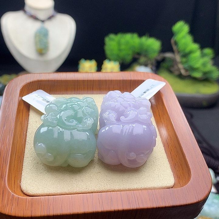 小***晗翡翠未镶嵌颈饰貔貅一对