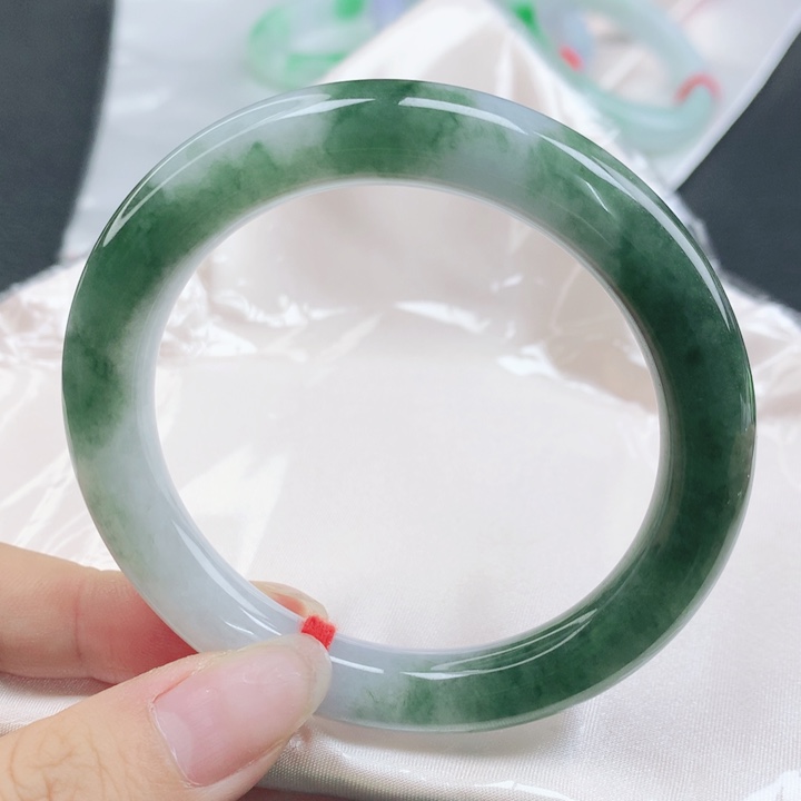 翡翠未镶嵌手镯缅甸56.7飘绿圆条