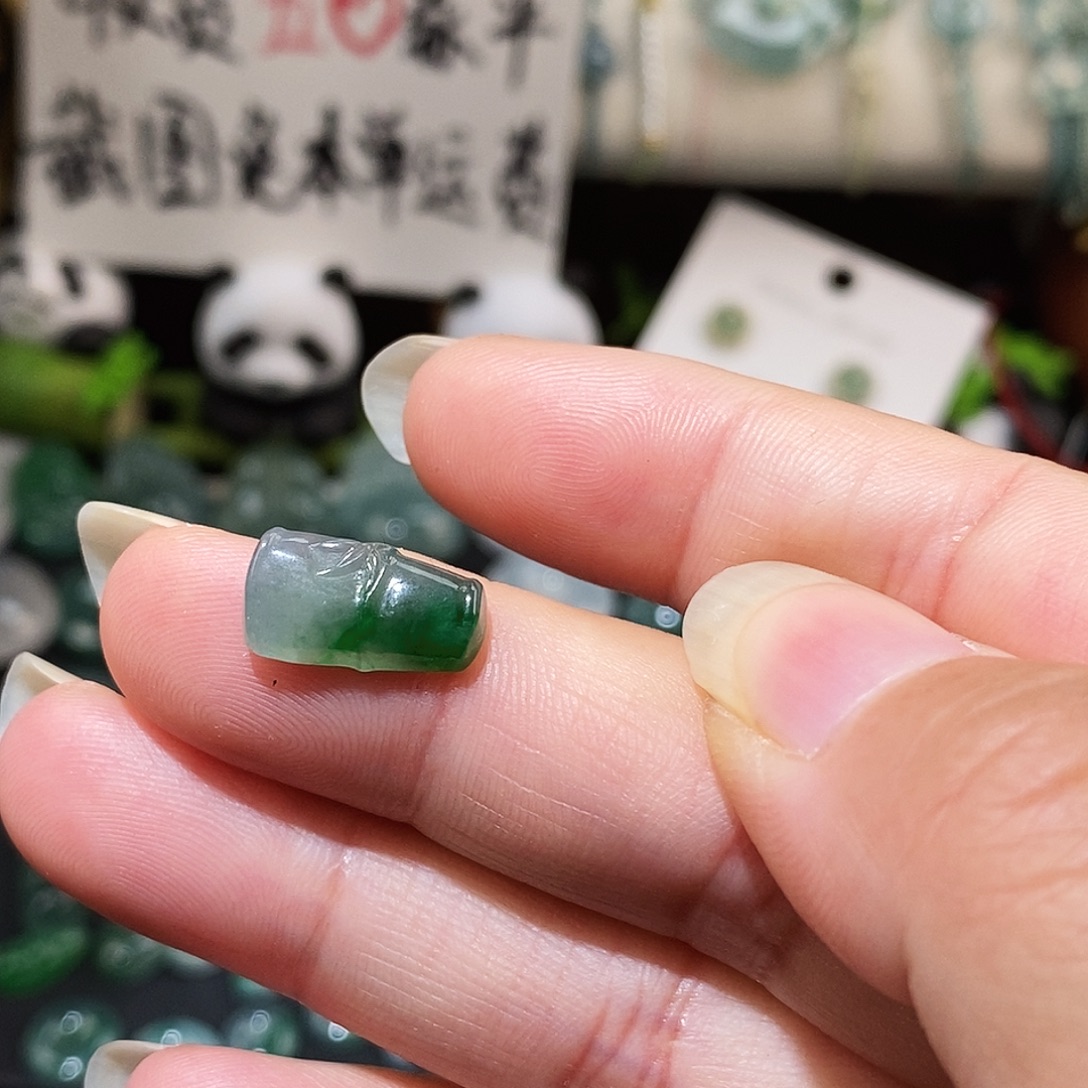 翡翠未镶嵌颈饰飘花竹节