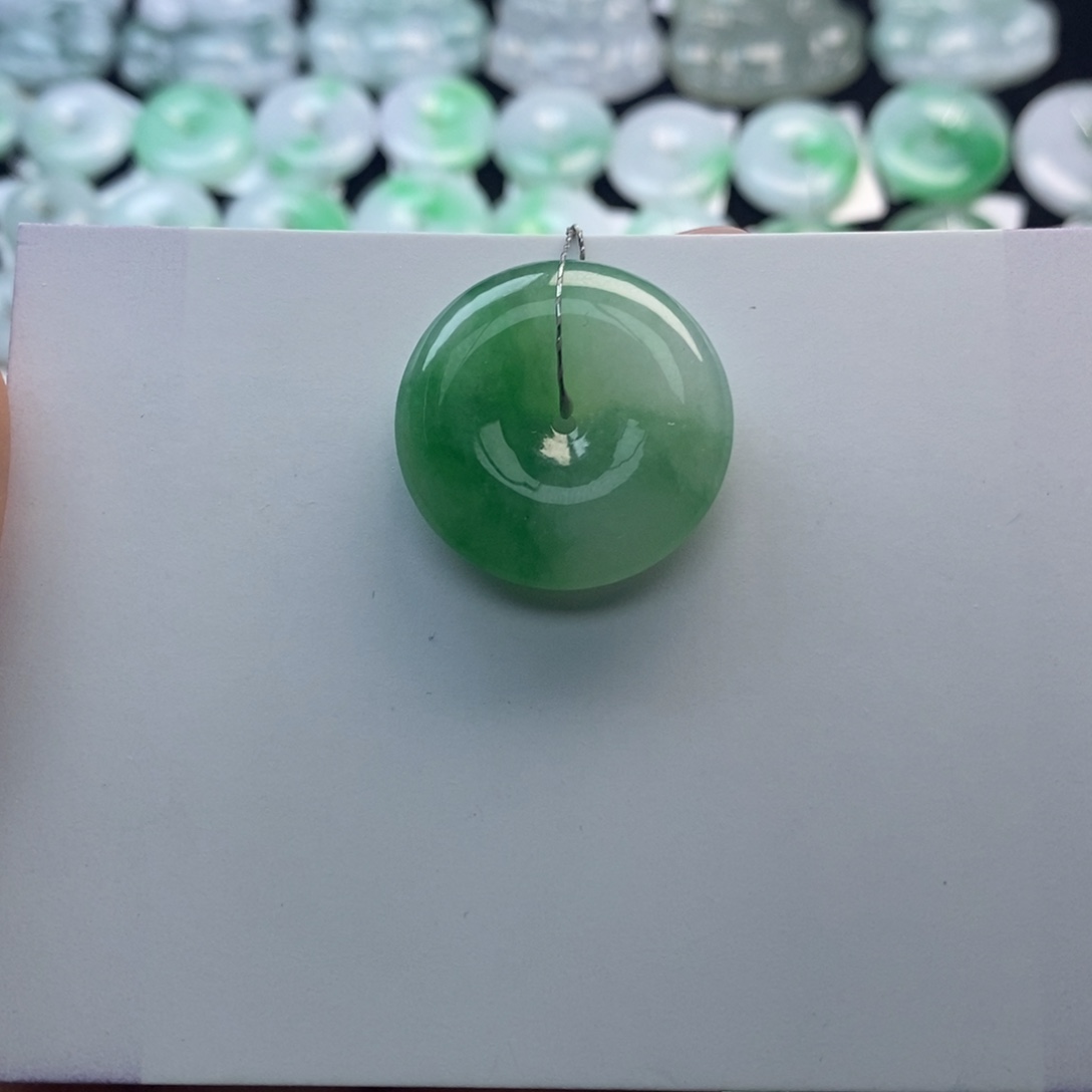 翡翠颈饰未镶嵌平安扣