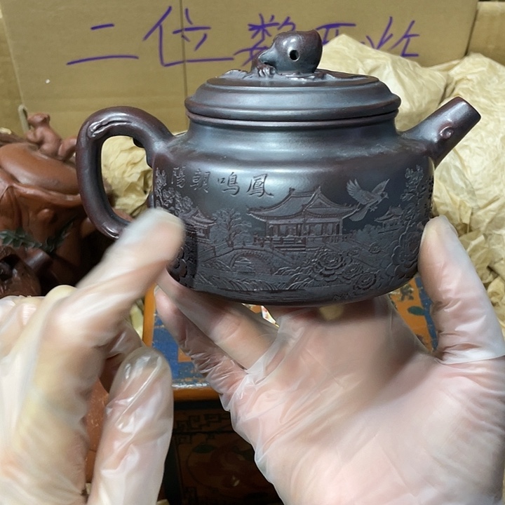 紫砂茶壶原矿泥料，手工制作的一把紫砂壶。