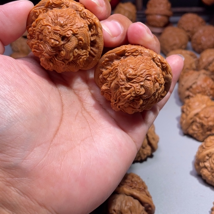 白狮子雕刻的九龙