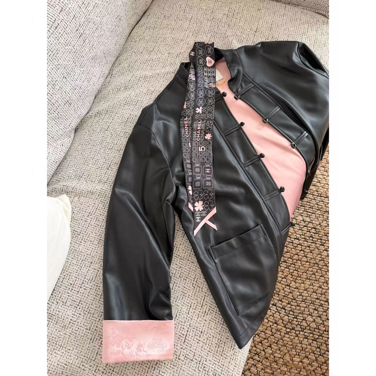 国风美学‘新中式盘扣超细腻皮衣中长款国风外套  SWY15602