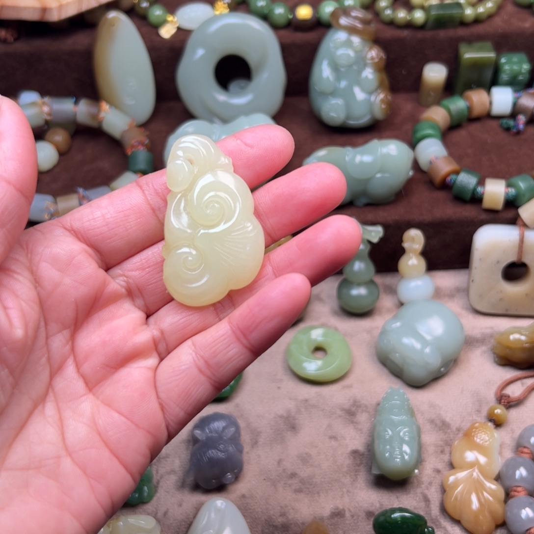 摆***人和田玉未镶嵌颈饰