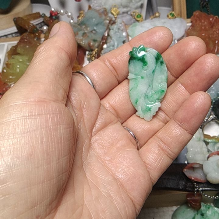 翡翠吊坠(赠链)未镶嵌