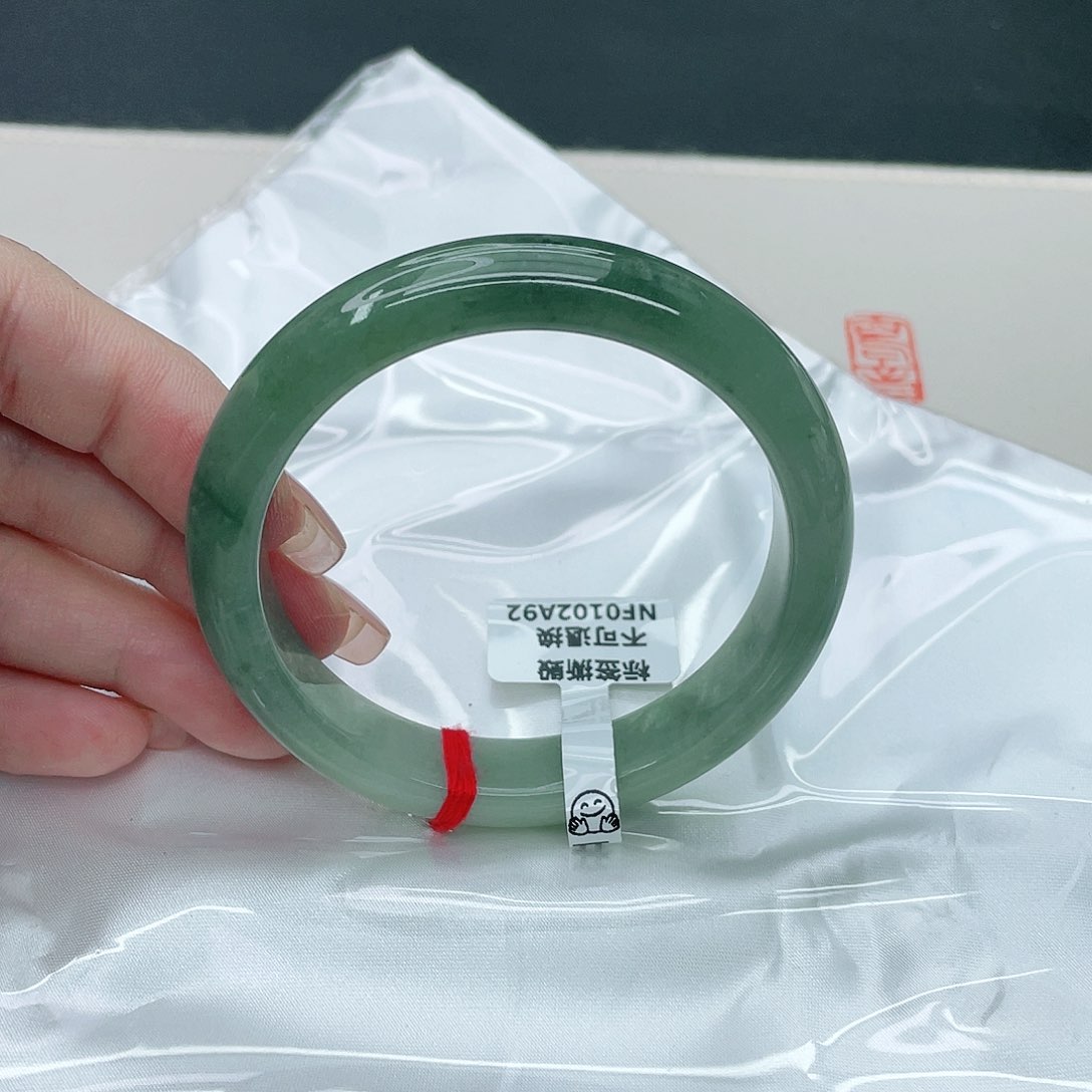 翡翠手镯未镶嵌正56.6