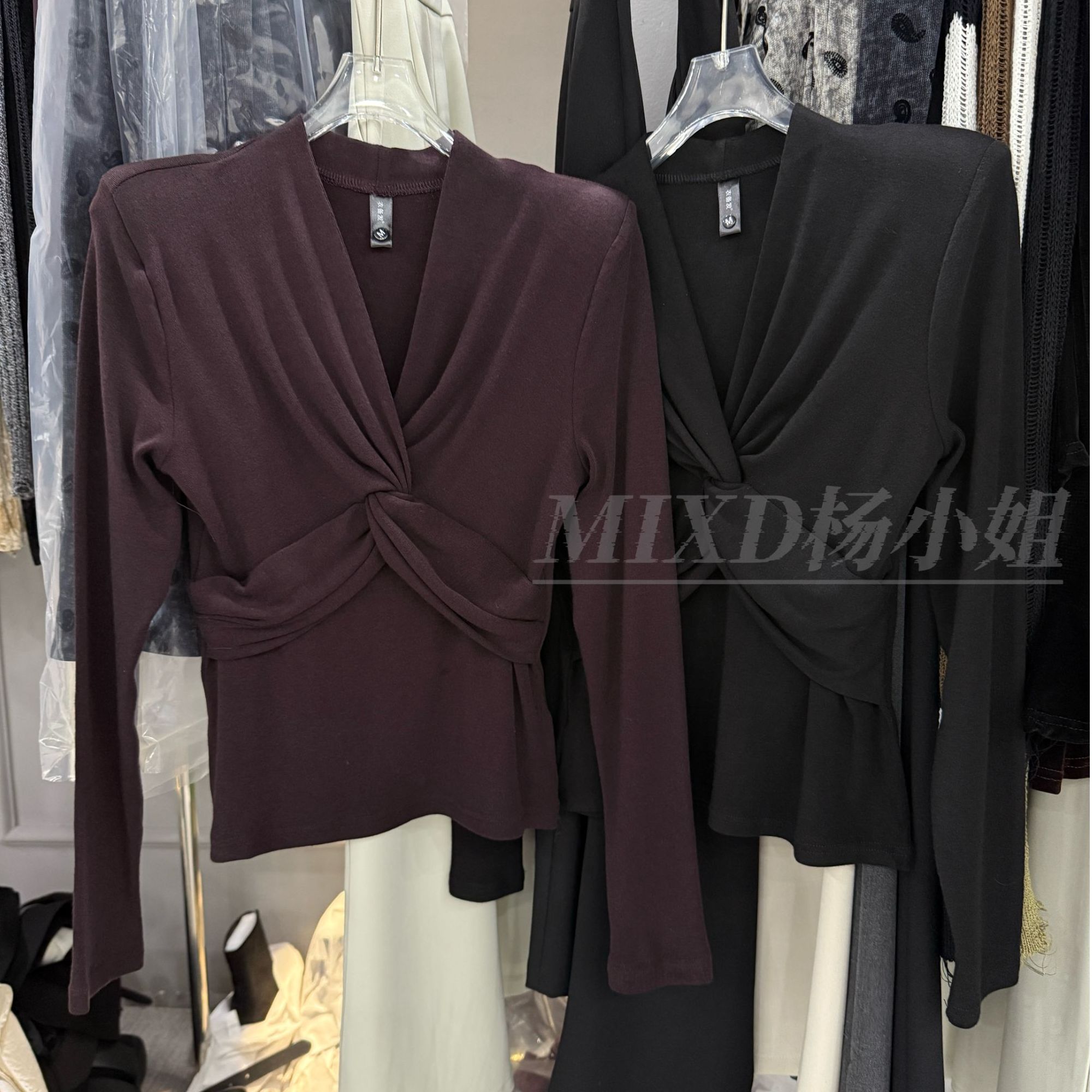 【MIXD杨小姐定制】2025秋冬款正肩V领高弹显瘦磨毛长袖扭结上衣