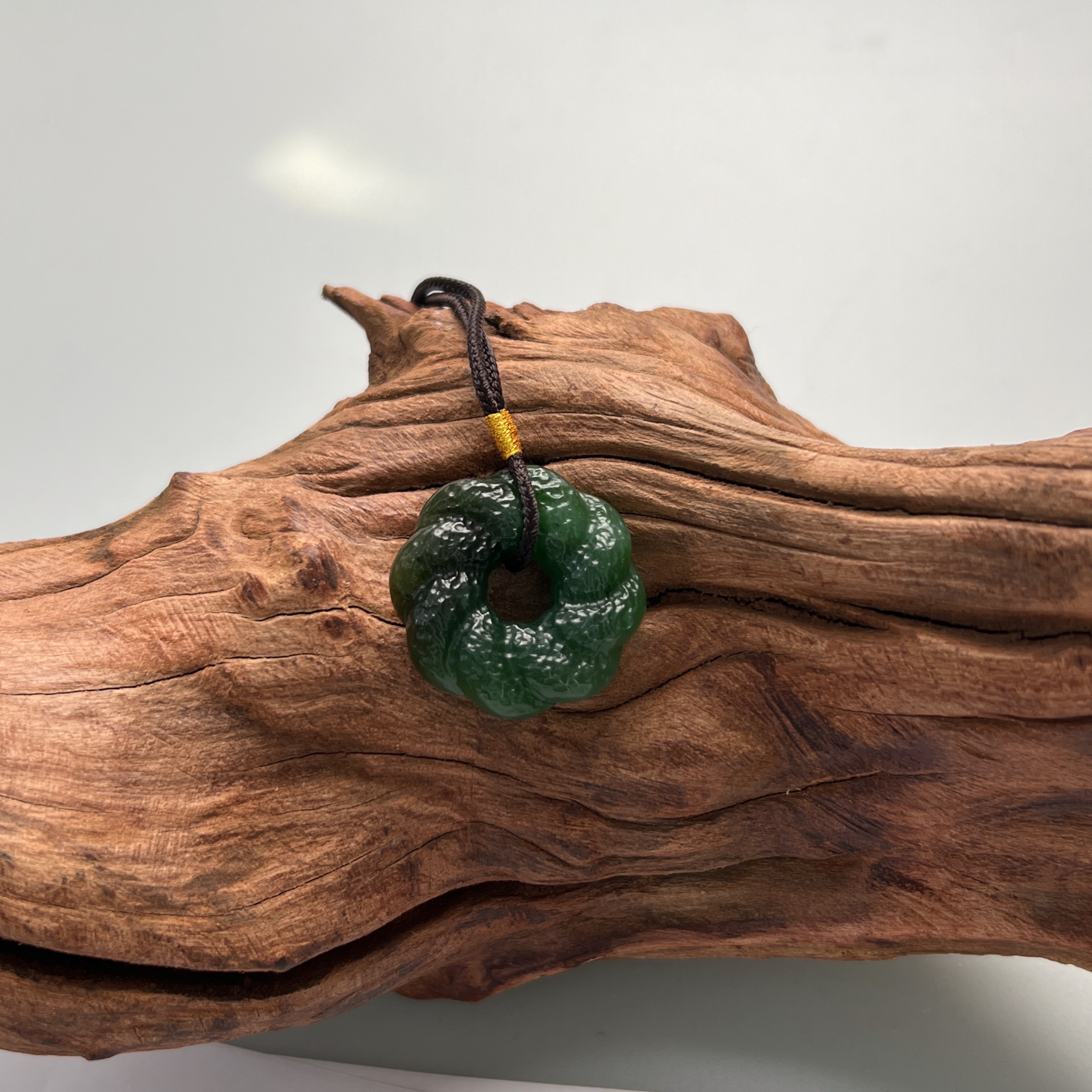 碧玉花环雕刻吊坠