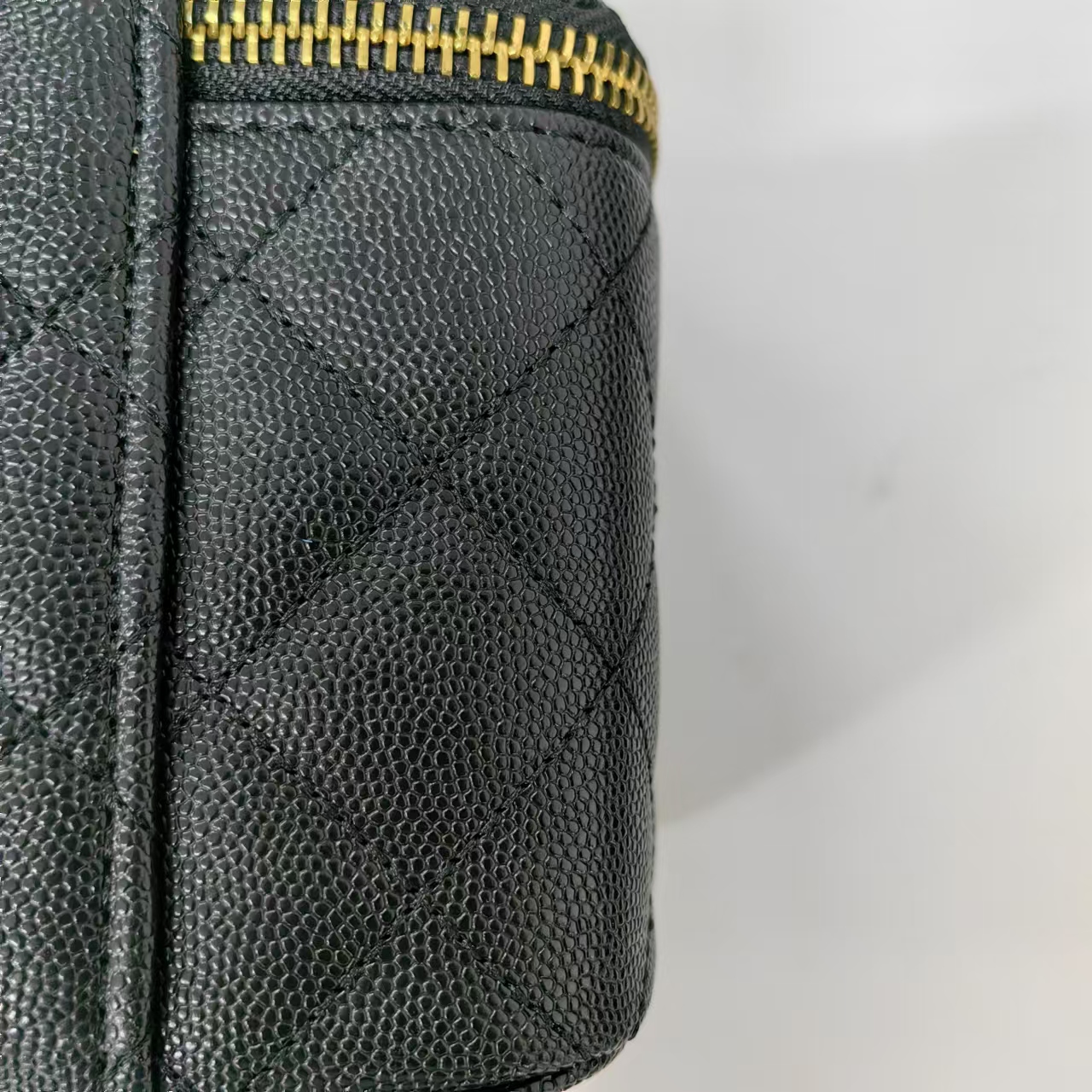 真好看啊~黑色金球包包