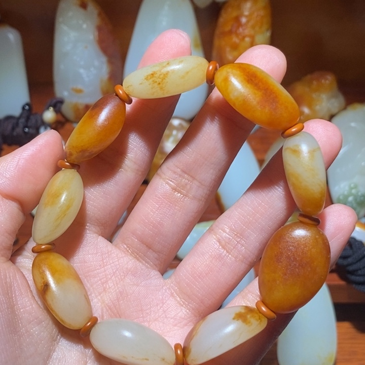 涅***生和田玉未镶嵌颈饰