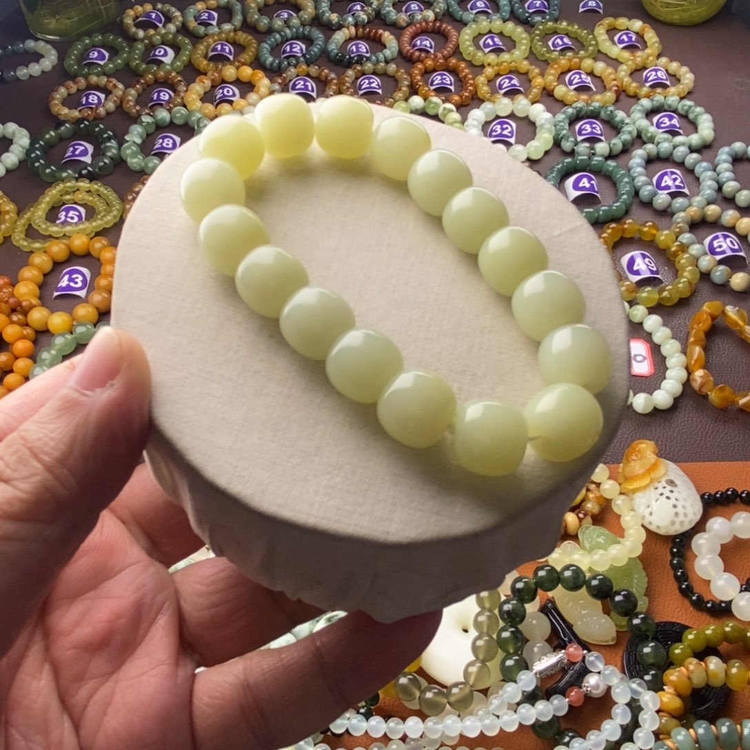 蛇纹石玉手串未镶嵌大***?