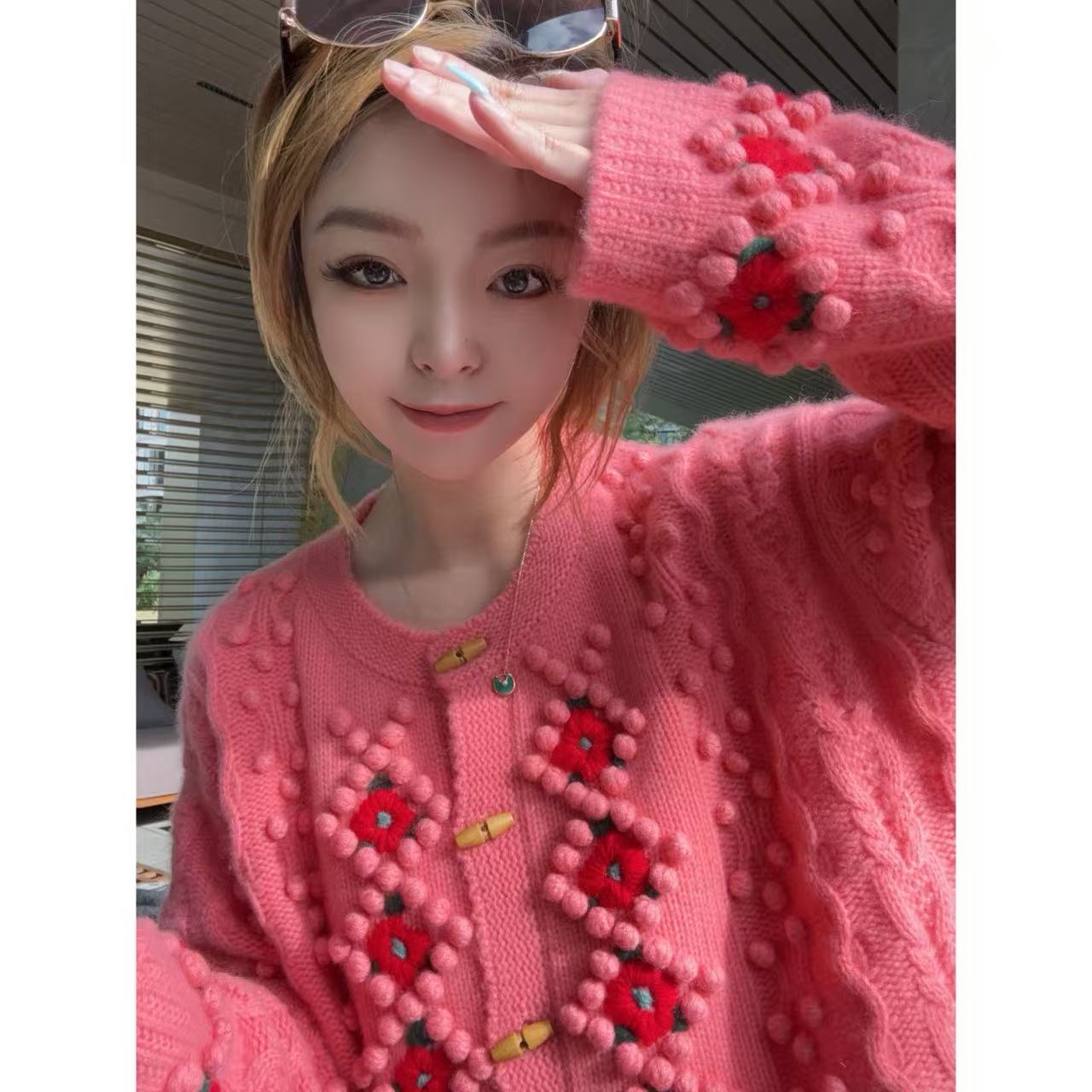 【百分百山羊绒】255342重磅轻奢手工钩花款牛角扣羊绒开衫宽松显瘦