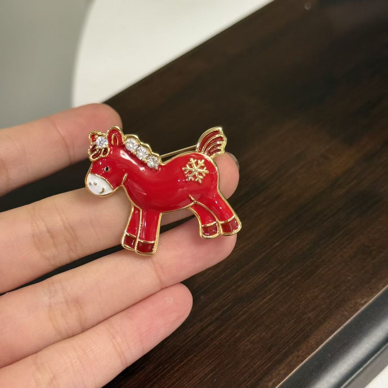 铜合金合成锆石胸针 2523 设计师款 氛围感小木马时尚百搭胸针