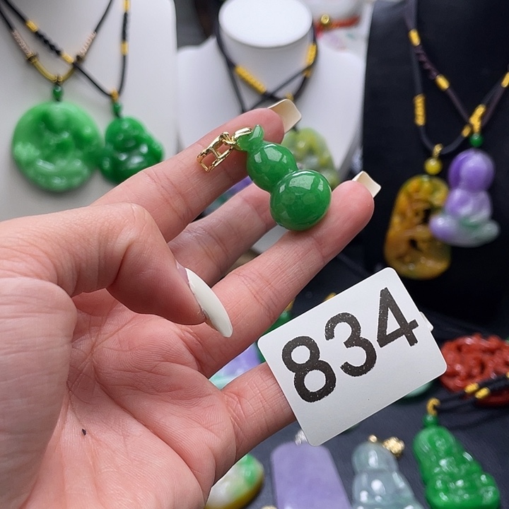 翡翠未镶嵌吊坠(赠链)