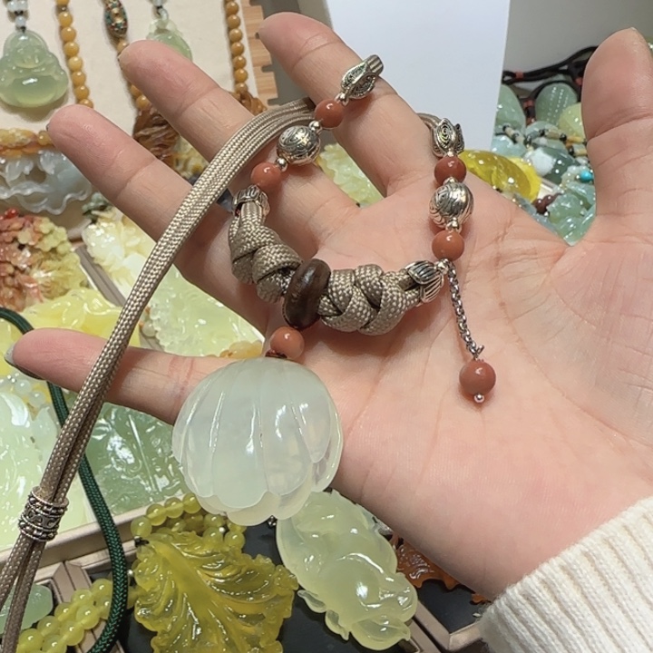 未镶嵌蛇纹石玉吊坠