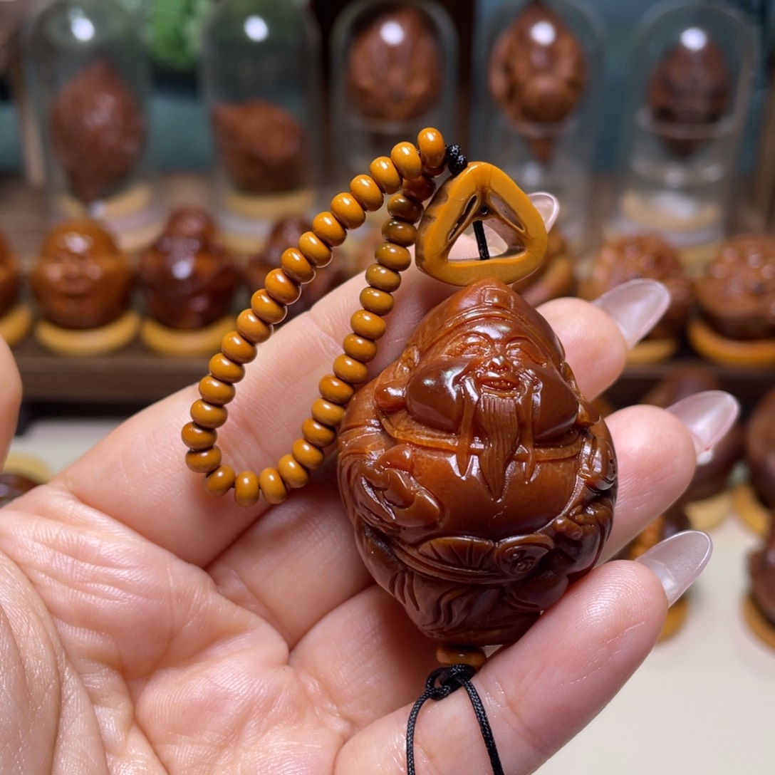 橄榄核吊坠玉华财神手把