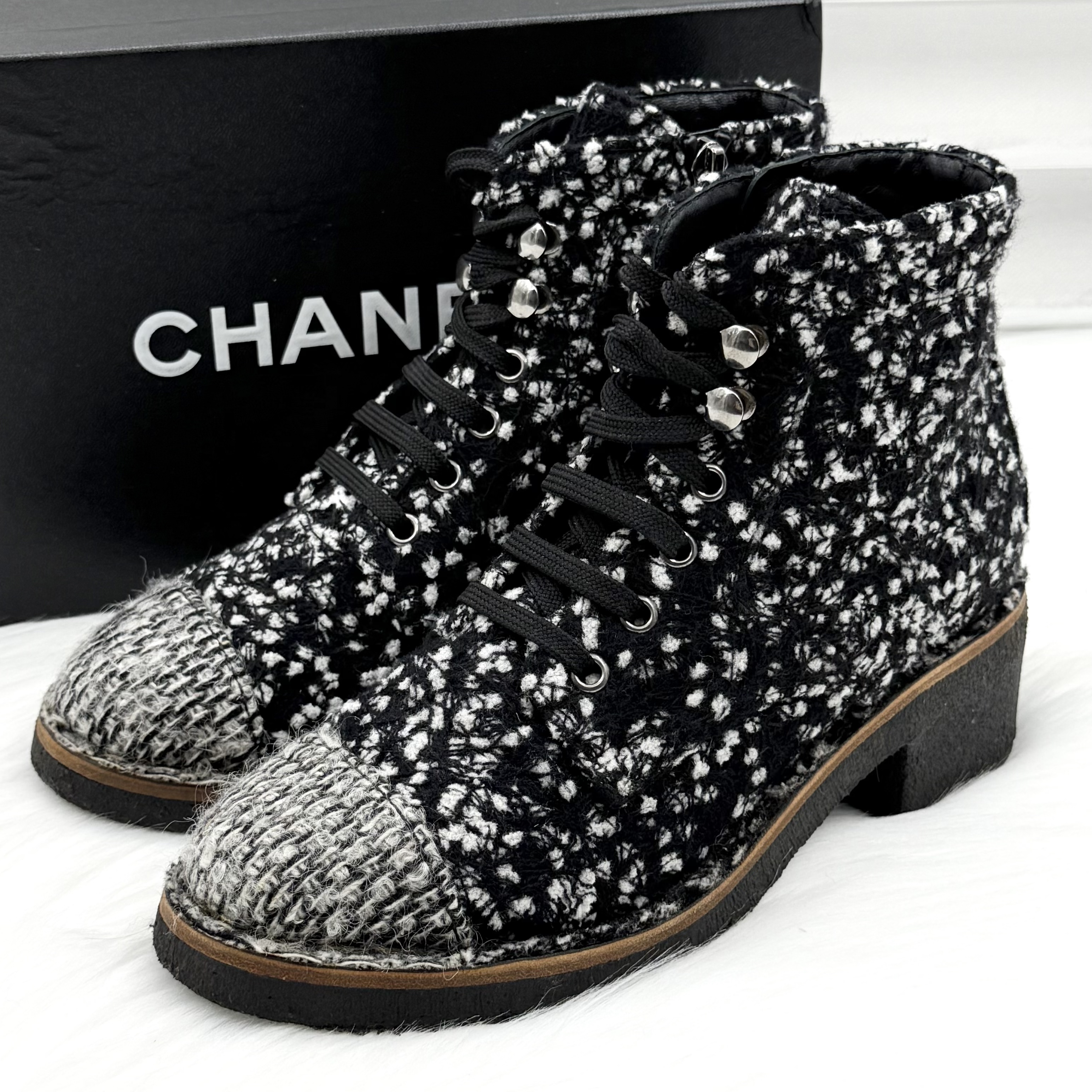 99新 Chanel/香奈儿 黑白粗花呢短靴 36码 公价1.2w j1277