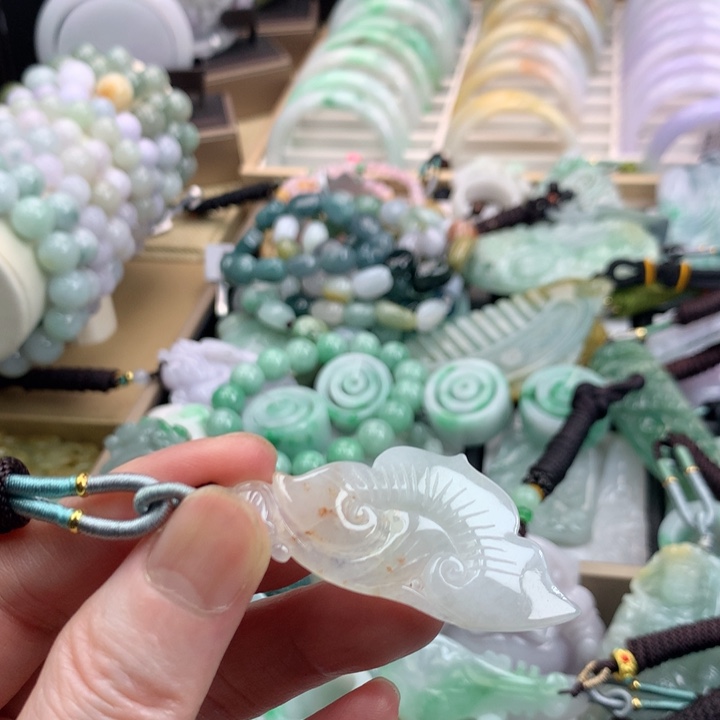 翡翠未镶嵌颈饰吊坠