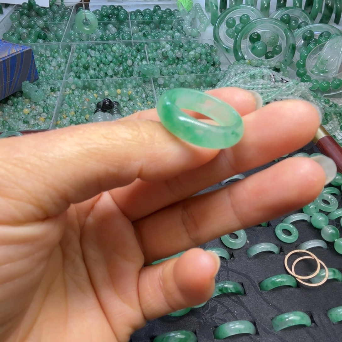 石英质玉（非洲翠）未镶嵌散珠戒指圈口14+