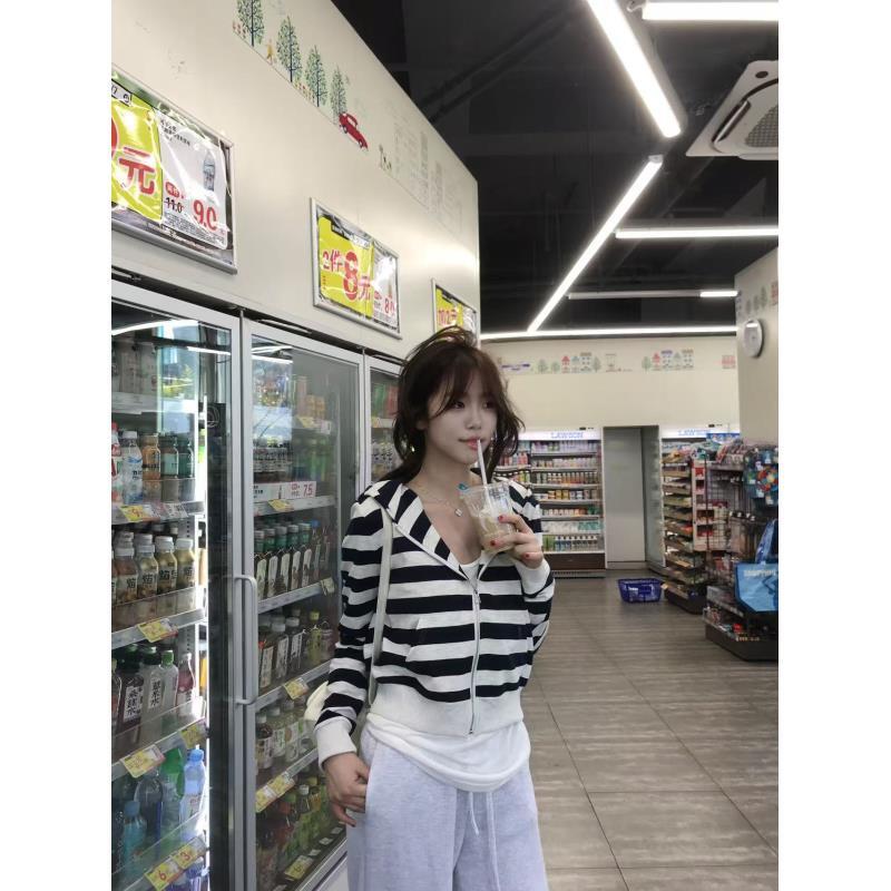 尹千金J【早秋日记】韩系短款连帽早秋条纹v领秋季针织上衣W257411