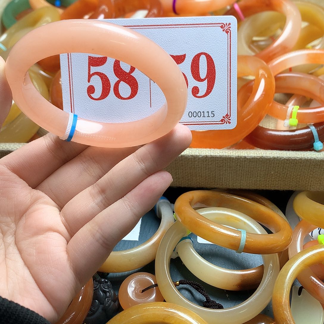 未镶嵌石英质玉（黄龙玉）手镯