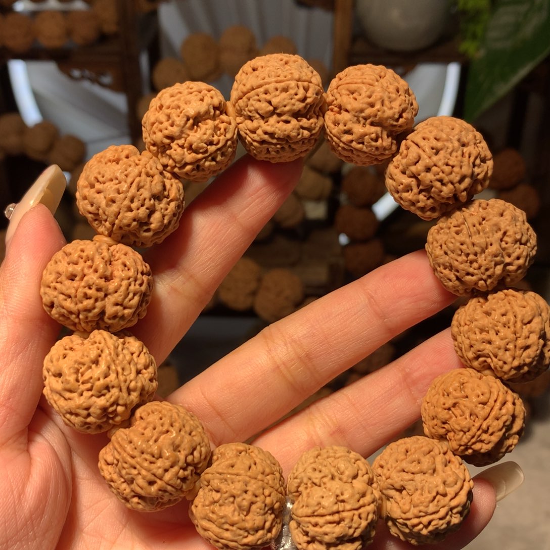 金刚菩提手串在*上1。            