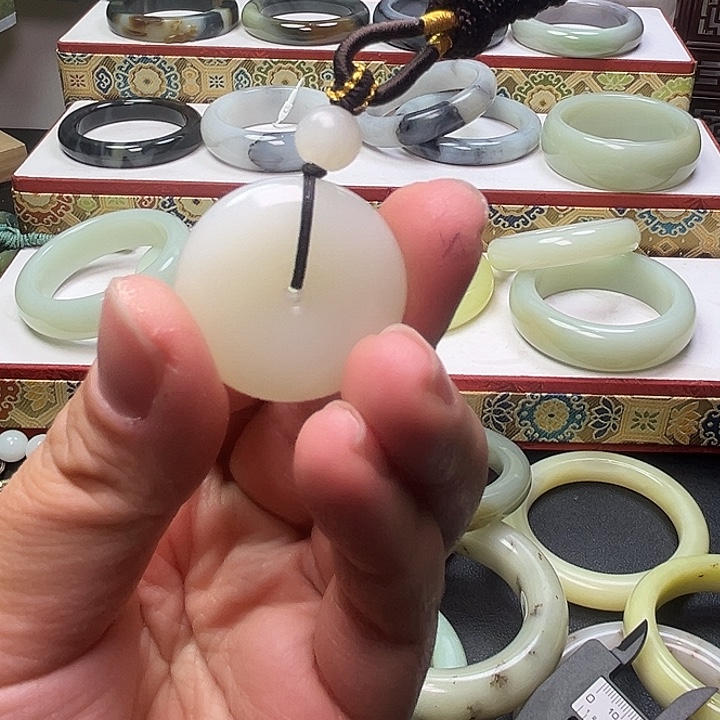 懒***懒和田玉未镶嵌颈饰新疆且末新疆白平安扣大漏