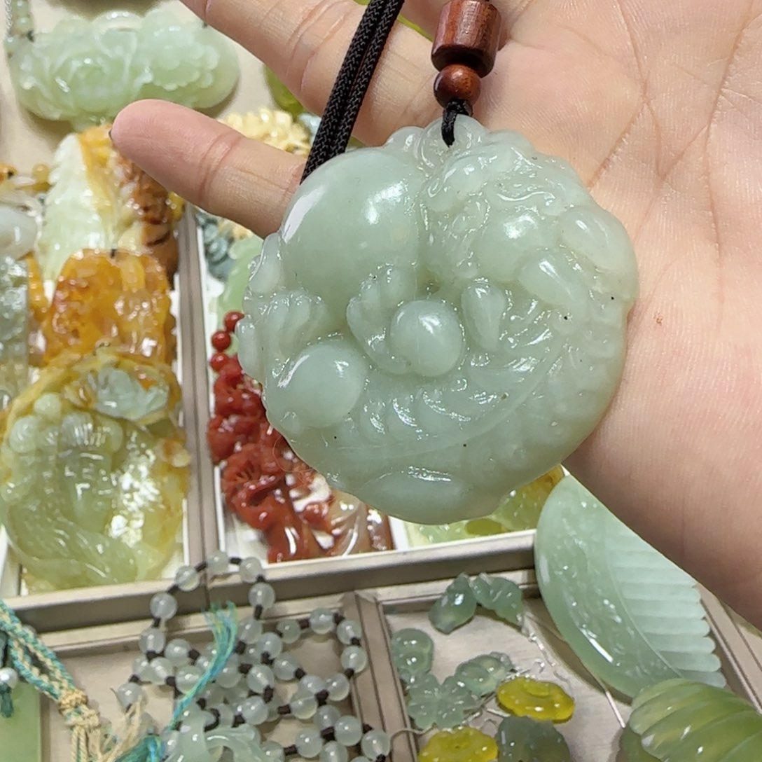 未镶嵌蛇纹石玉吊坠