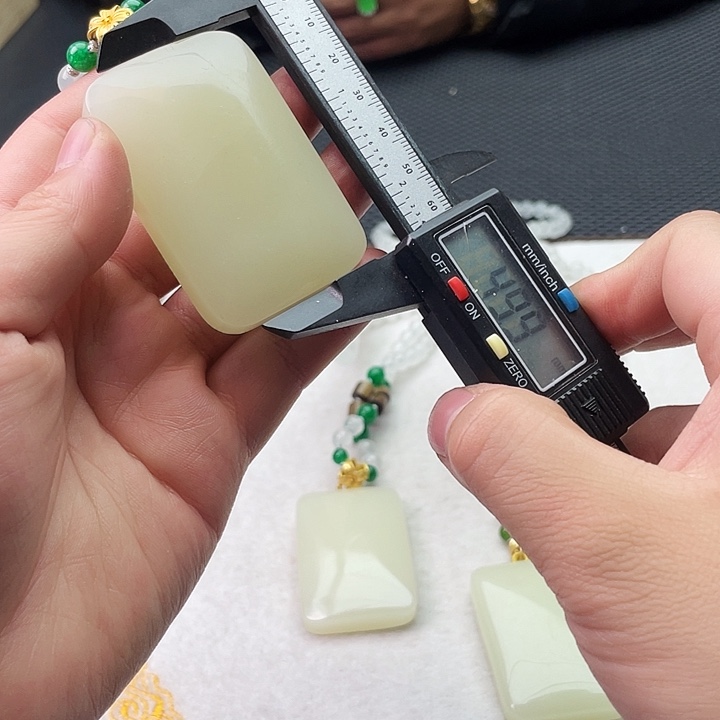 和田玉（糖玉）颈饰未镶嵌嗷嗷