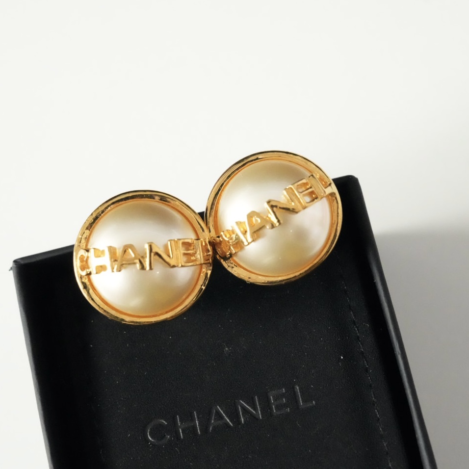 Chanel 金色字母耳夹