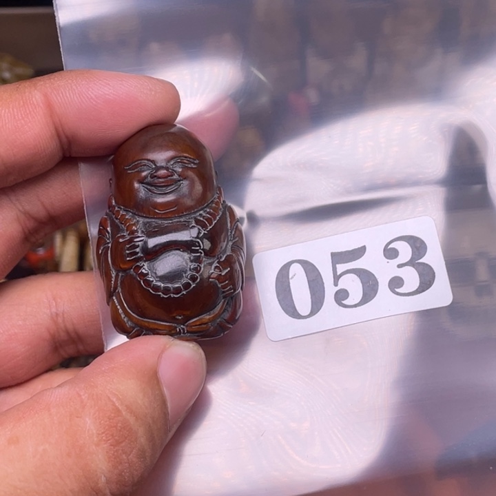 驼骨摆件人工忙着