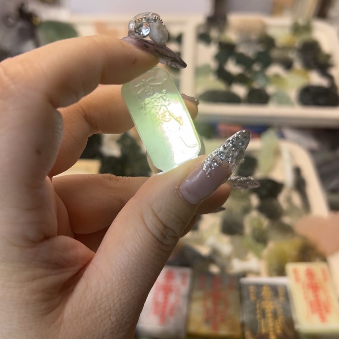 蛇纹石玉颈饰合金