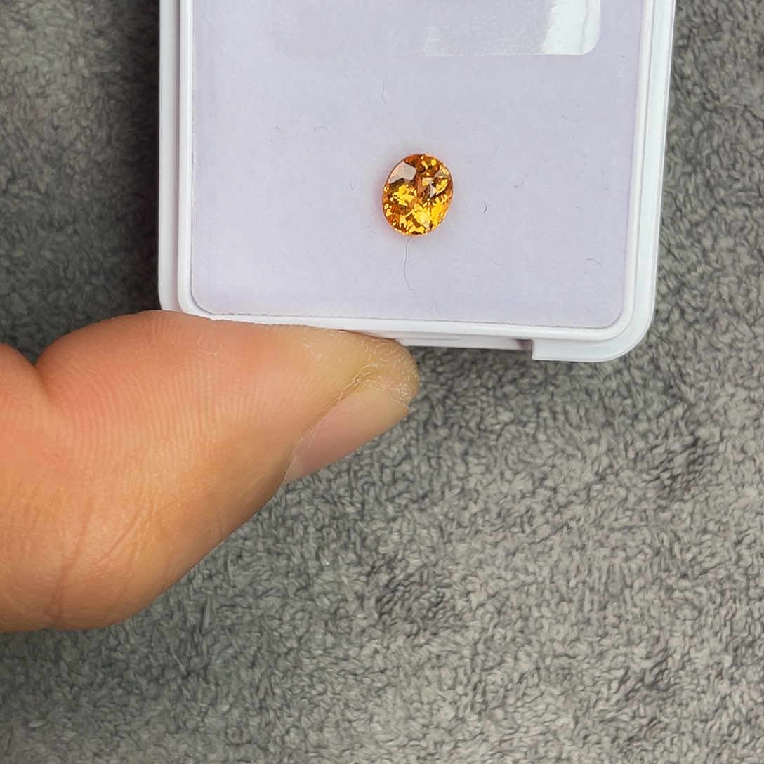石榴石（芬达石）裸石未镶嵌1.05Ct。