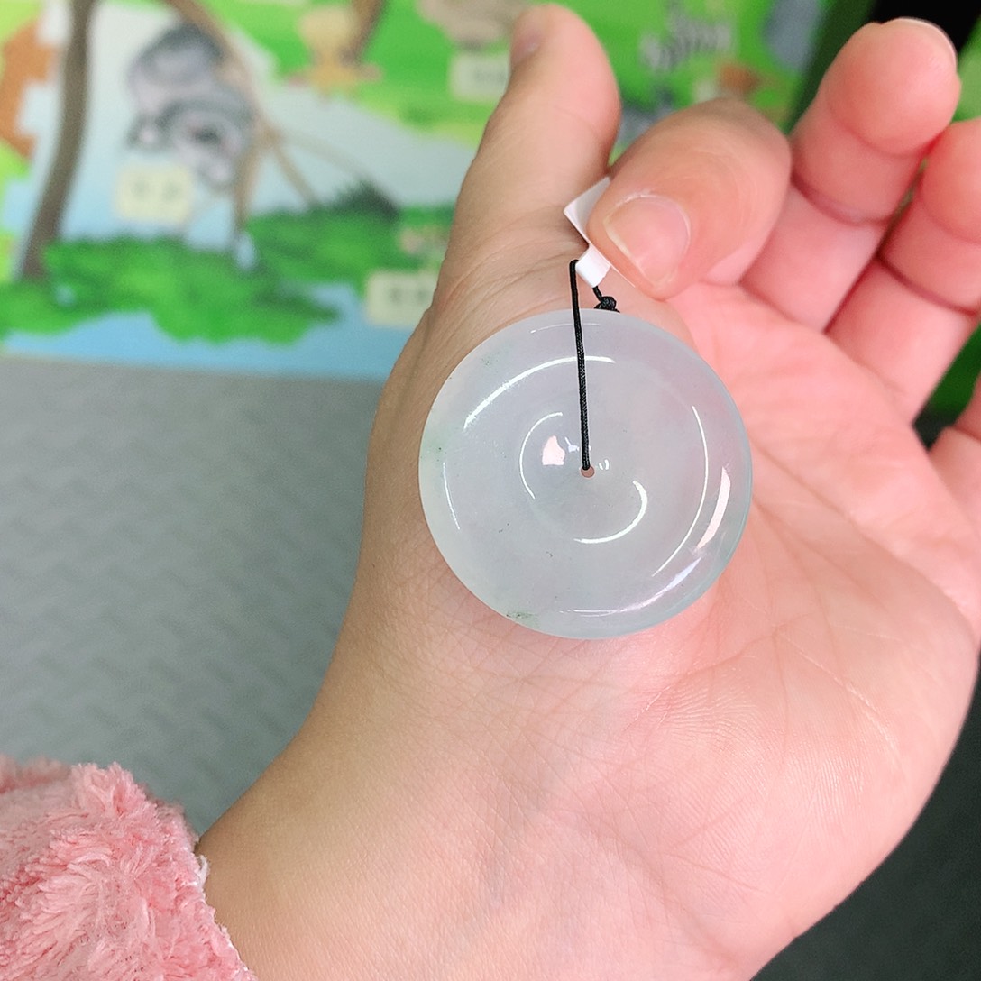 翡翠颈饰未镶嵌冰胶飘绿扣子