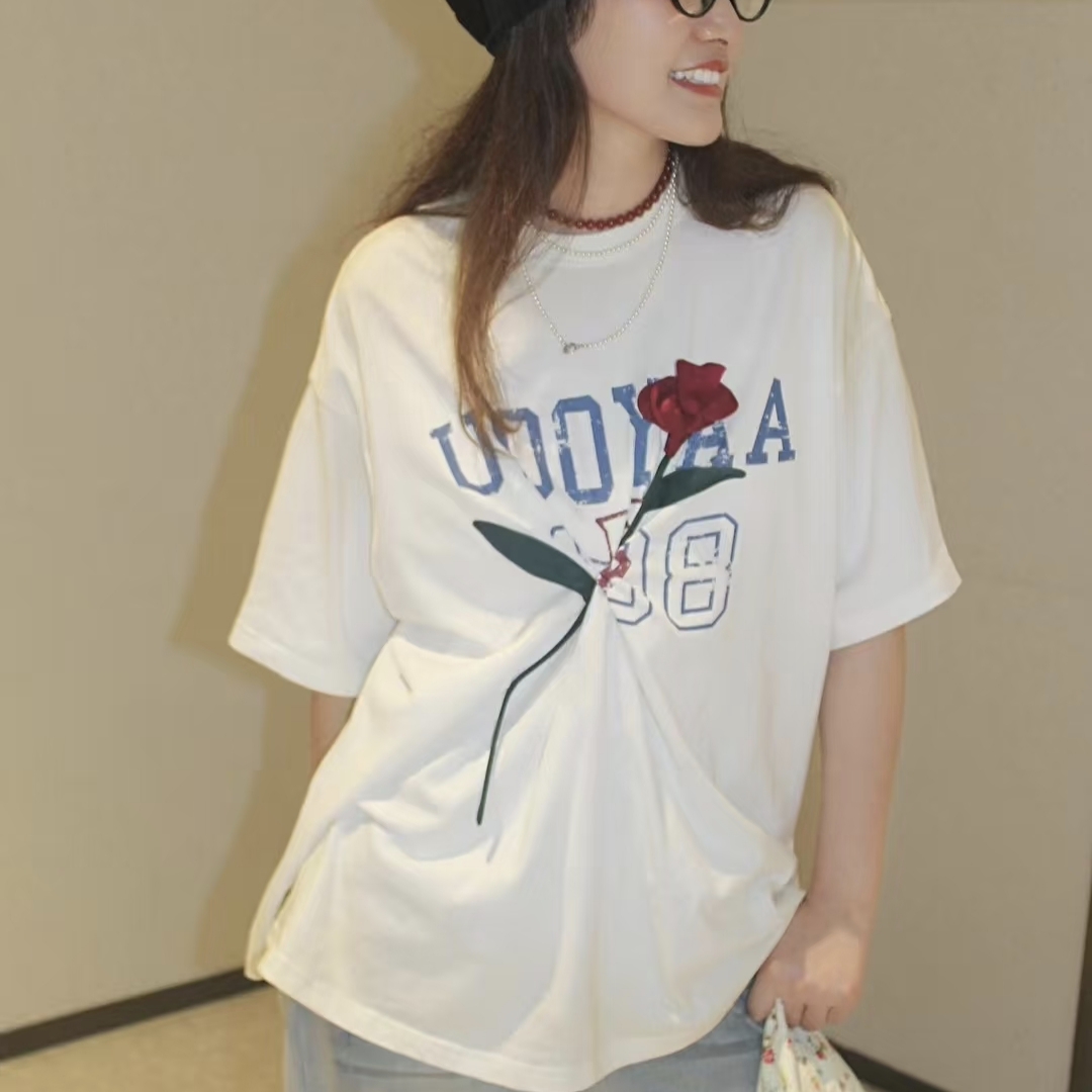 亲妈～正尾～丫丫2025秋季新款「随便花」手工玫瑰花学院T恤