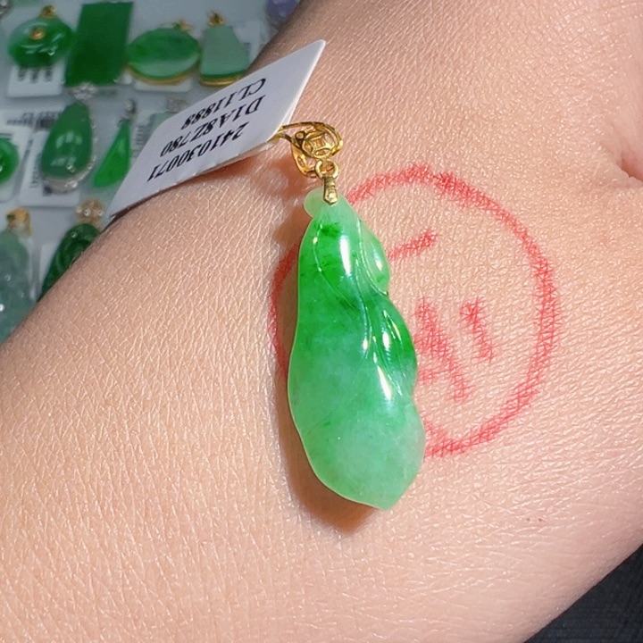 翡翠挂件18K金镶嵌翡翠