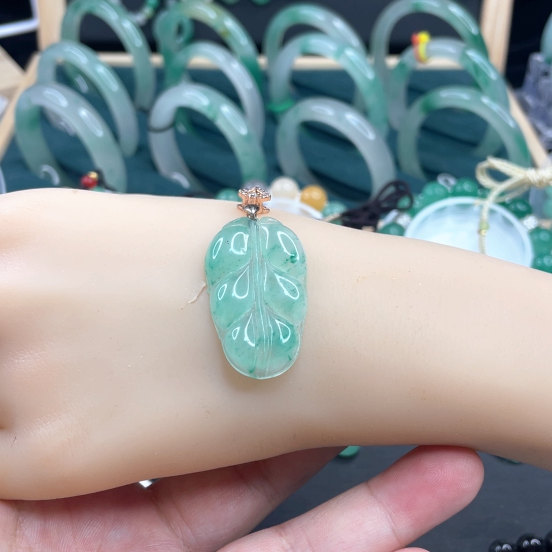 石英质玉未镶嵌颈饰