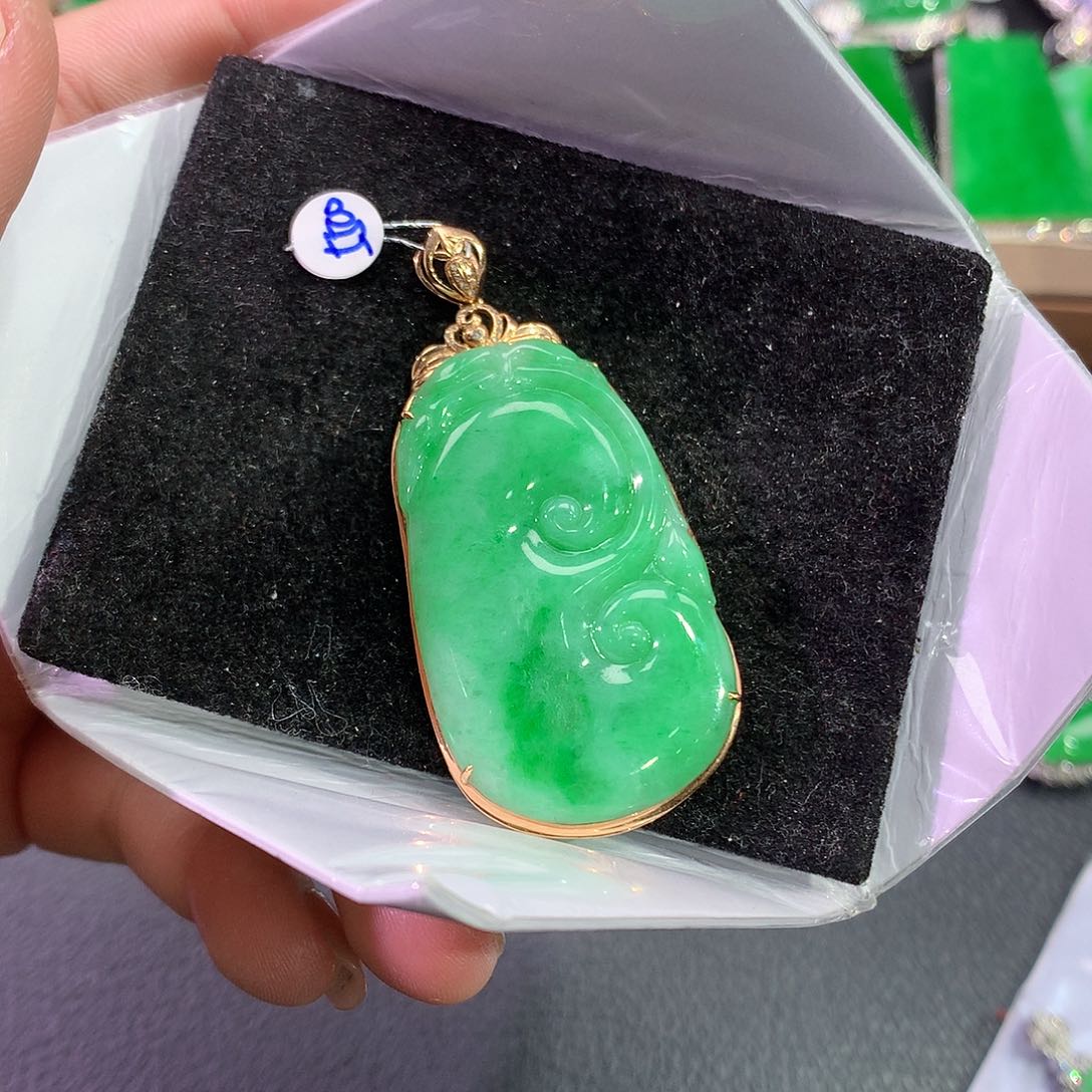 翡翠吊坠(赠链)18K金镶嵌
