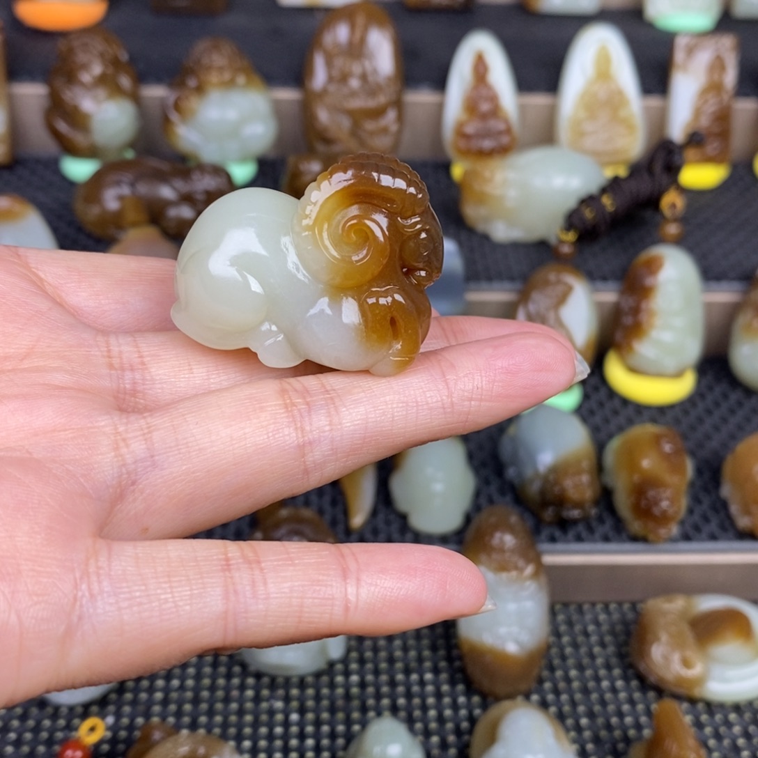 爱***倪和田玉未镶嵌颈饰