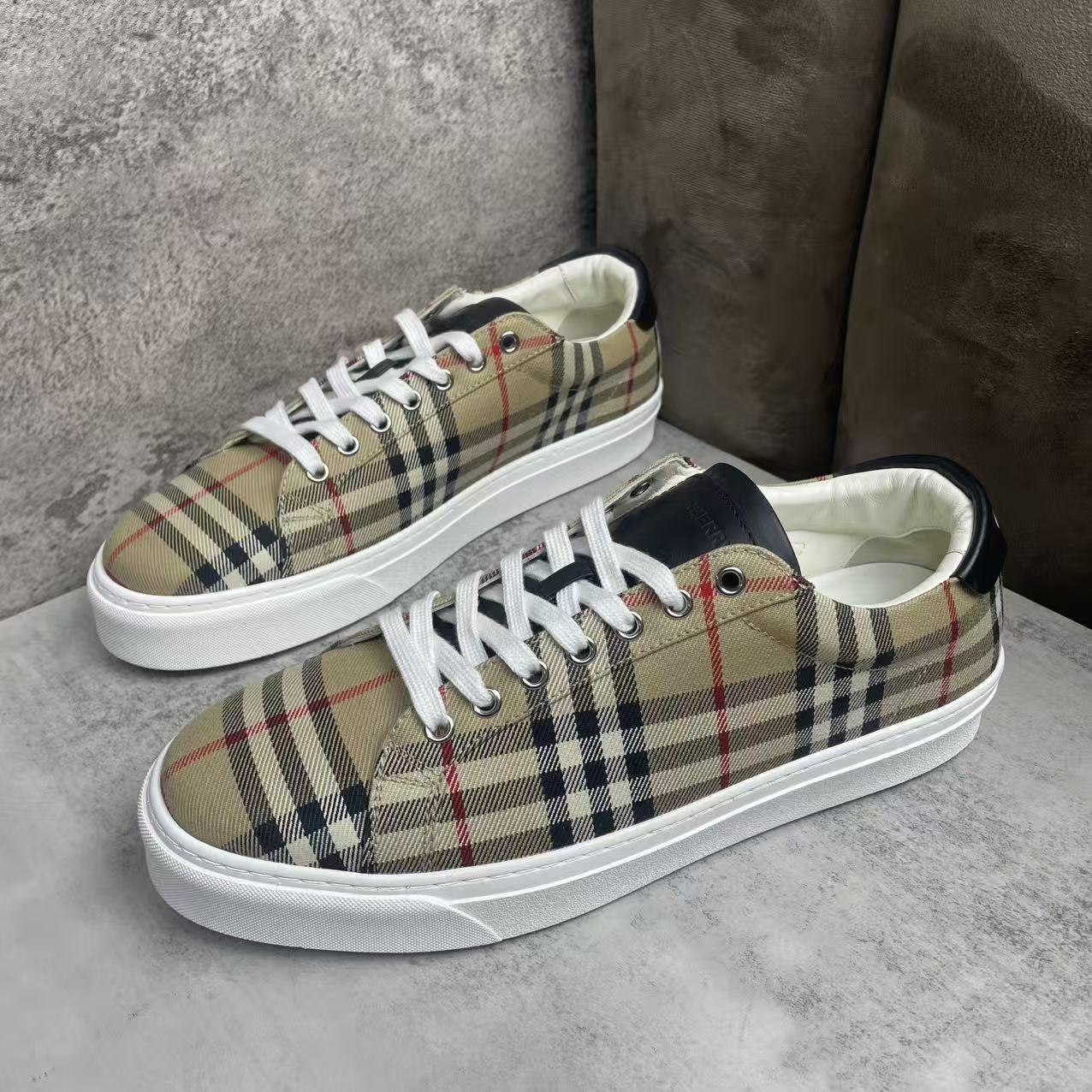 未使用 BURBERRY/博柏利 卡其色帆布条纹格时尚低帮系带板鞋/43码