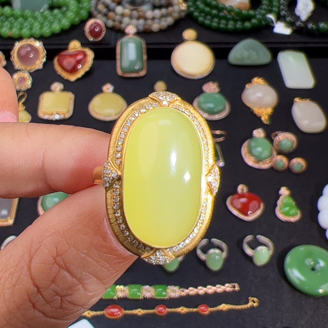 和田玉鸡油黄全净体猫眼蛋面戒指18K金镶嵌