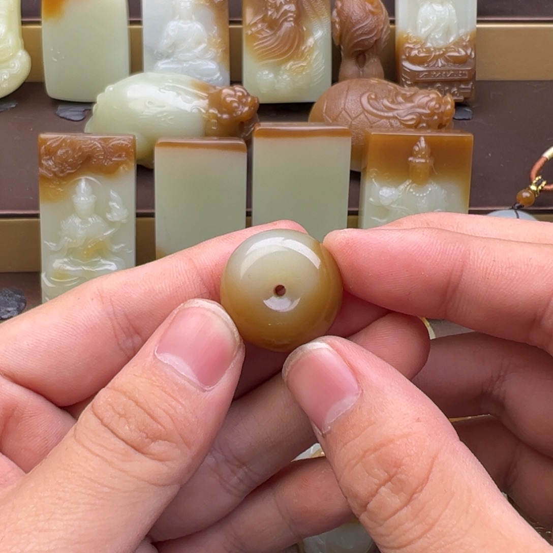 k***k和田玉（糖玉）未镶嵌颈饰