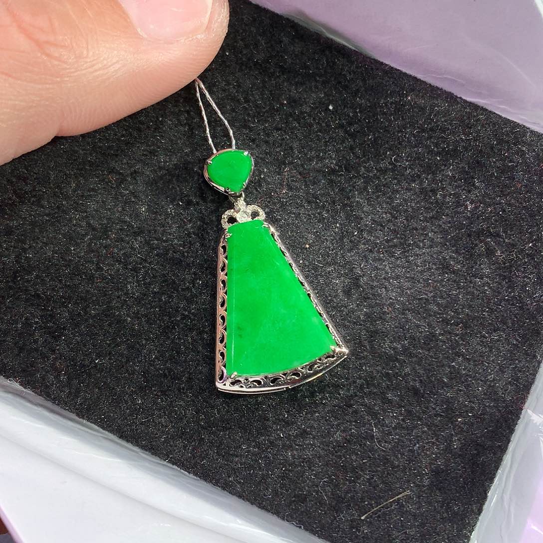 翡翠吊坠(赠链)18K金镶嵌