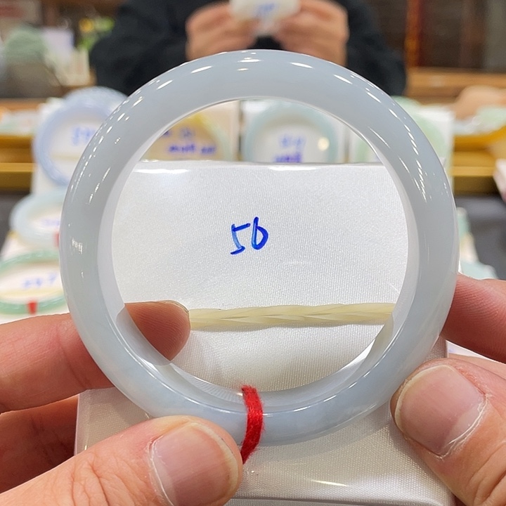 翡翠手镯未镶嵌翡翠