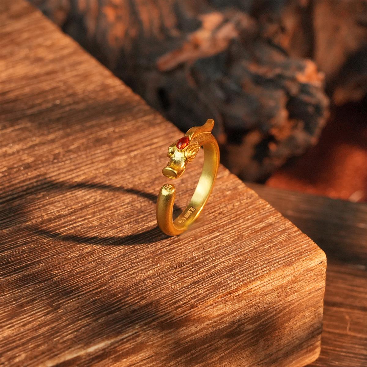 ZOCAI/佐卡伊古法黄金龙戒 珐琅彩福龙开口足金戒指W08050