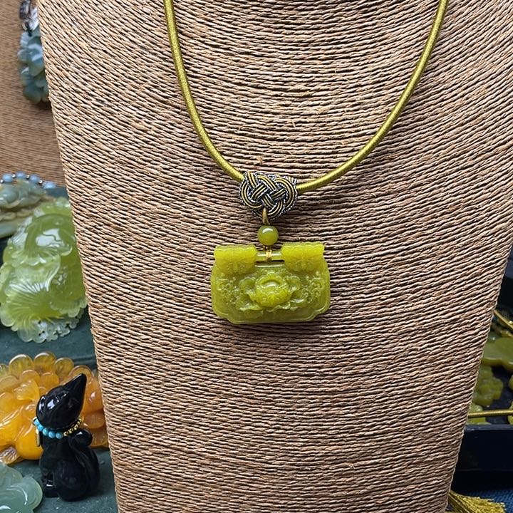 蛇纹石玉吊坠未镶嵌