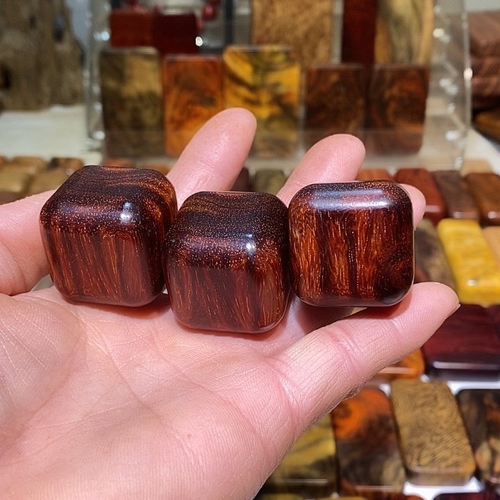 斯***撒香榧木木质哈把玩件5588